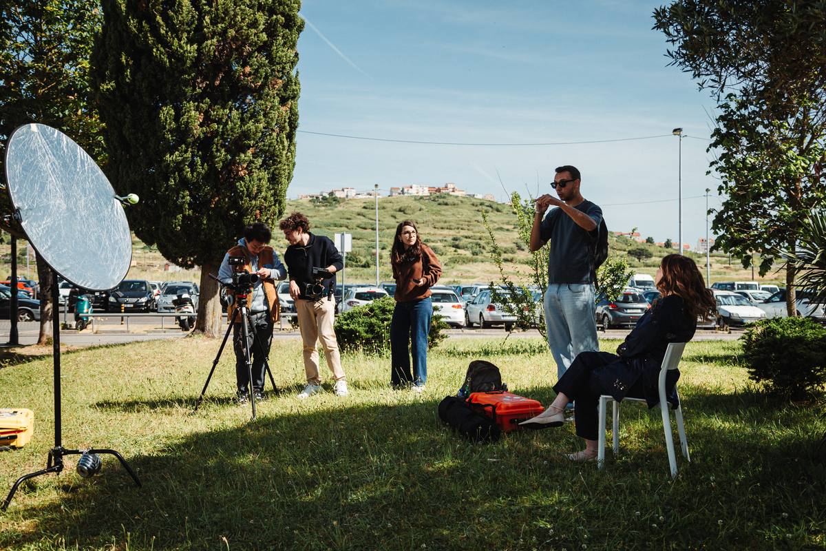 A equipa da Panorama a preparar uma entrevista num jardim da Falagueira