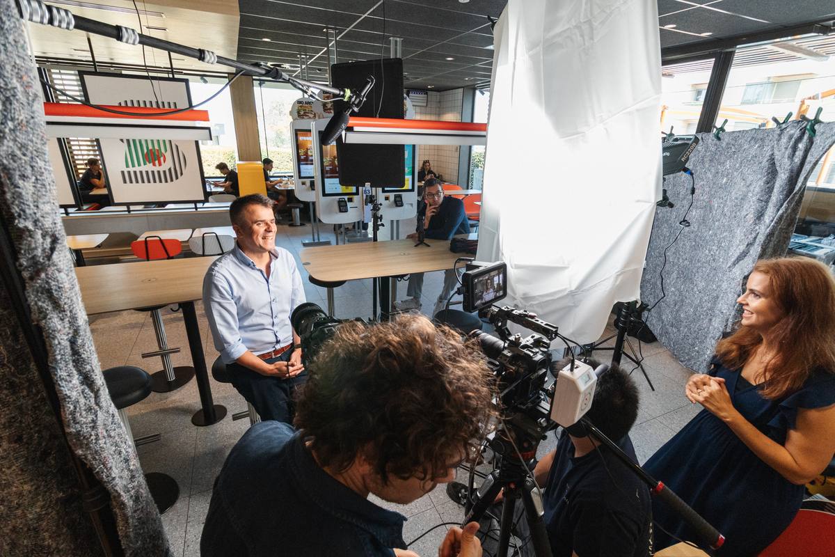 Entrevista a um gestor no restaurante McDonald's de Lourosa, com a equipa da Panorama a filmar