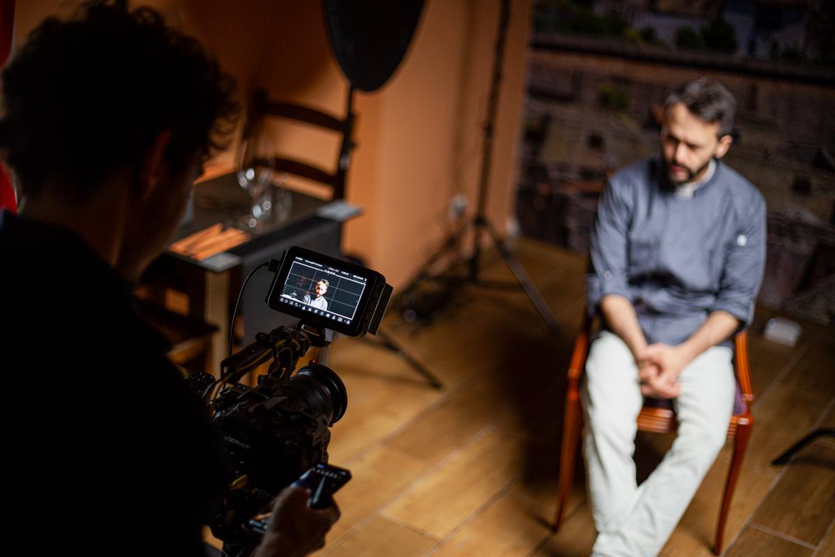 Rodagem do documentário A Vida de um Pizzaiolo: o operador de câmara enquadra o entrevistado