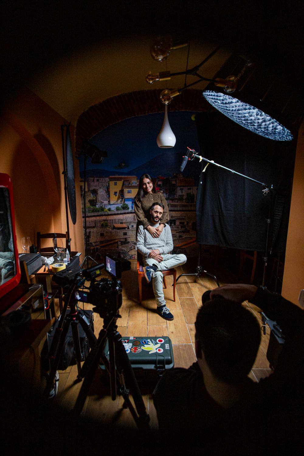 O cenário de entrevista do documentário A Vida de um Pizzaiolo, com câmara e luz