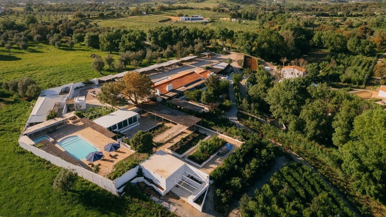 Vista aérea da Gandum Village, entre pomares e campos